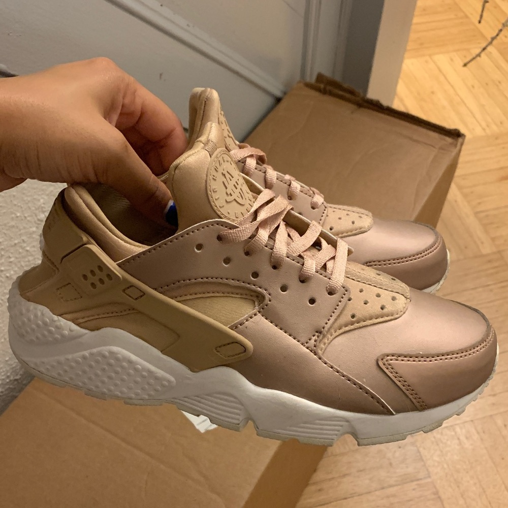 Rose gold like new size 8 Hurraches